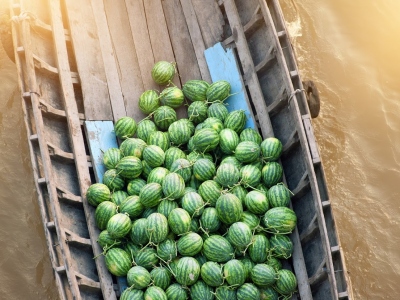 Boat-on-traditional-floating-market